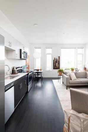 Réfrigérateur, micro-ondes, four, plaque de cuisson