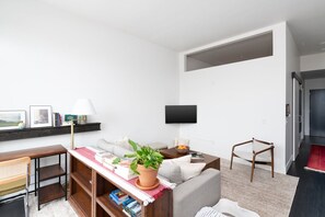 Smart TV, books - Modern Luxury 1BR Apt with Rooftop, Gym, and Parking (Milwaukee)