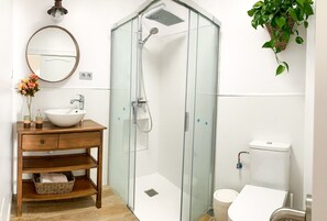 Een douche, een haardroger, handdoeken, zeep