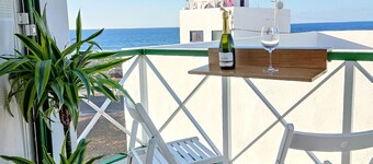 CHARMING APARTMENT AND SOLARIUM BY THE SEA