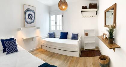 CHARMING APARTMENT AND SOLARIUM BY THE SEA