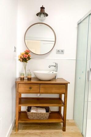 Shower, hair dryer, towels, soap - CHARMING APARTMENT AND SOLARIUM BY THE SEA (La Santa)