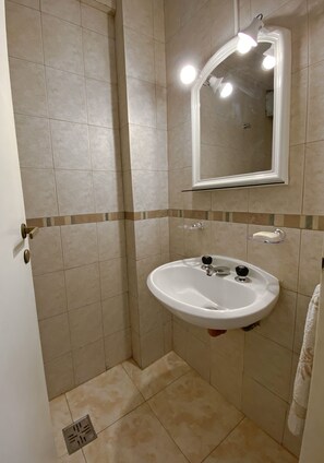 Dusche, Haartrockner, Bidet, Handtücher