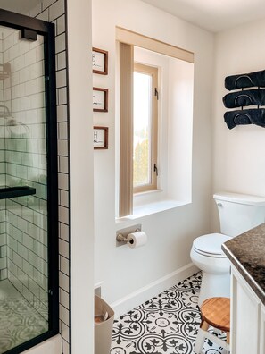 シャワー付き浴槽、ヘアドライヤー、タオル、シャンプー