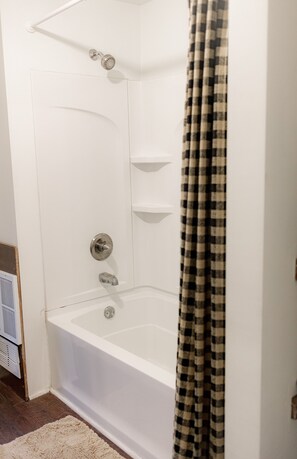 Ensemble douche/baignoire, sèche-cheveux, serviettes fournies, savon