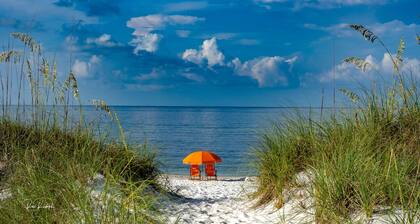 Spacious cottage- 2 minutes to beach with screened porches, pools, hot tub