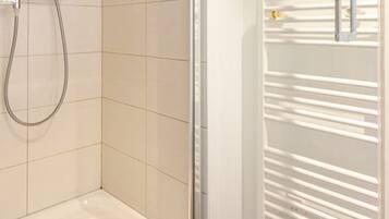 SĂšche-cheveux, serviettes fournies