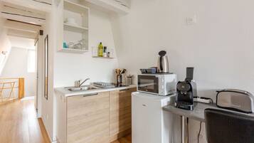 Réfrigérateur, micro-ondes, four, plaque de cuisson