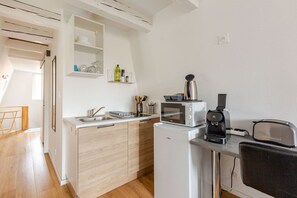 Een koelkast, een microgolfoven, een oven, een kookplaat