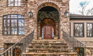 Exterior detail - Spectacular Secluded 5 Bedroom Luxury Mountain Property (Marietta)