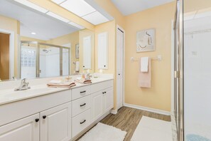 Combined shower/bathtub, hair dryer, towels, toilet paper - The perfect family vacation home with gulf access/heated pool/tiki bar/ kayaks! (Cape Coral)