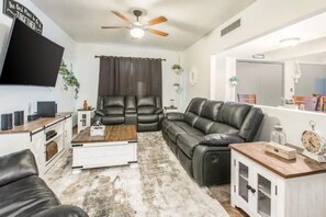 Living area - Arizona Pool House w/ hot tub (Tucson)