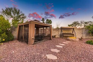 Outdoor dining - Arizona Pool House w/ hot tub (Tucson)