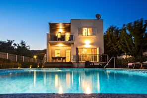 A modern two-story house with a swimming pool in front. - Luxury Home with Swimming Pool, Professional Tennis Court and Boccia Alley (Donji Proložac)
