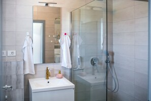 Dusche, Haartrockner, Handtücher, Seife