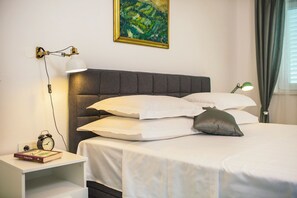 4 bedrooms, desk, iron/ironing board, travel cot