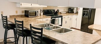 2 BR / 2 BA UNIT! WALKING DISTANCE FROM SQUARE AND CAMPUS!!