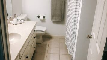 Badkar/dusch, hårtork, handdukar och tvål