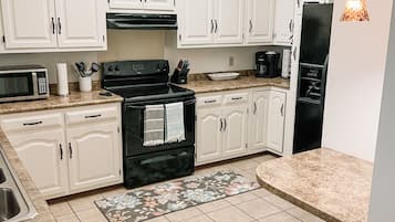 Kylskåp, mikrovågsugn, ugn och spishäll