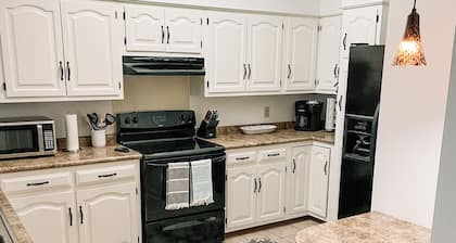 2 BR / 2 BA UNIT! WALKING DISTANCE FROM SQUARE AND CAMPUS!!