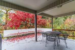 Outdoor dining - Large Salmon Creek Home • Mt Hood Ski, Hike & Golf (Welches)