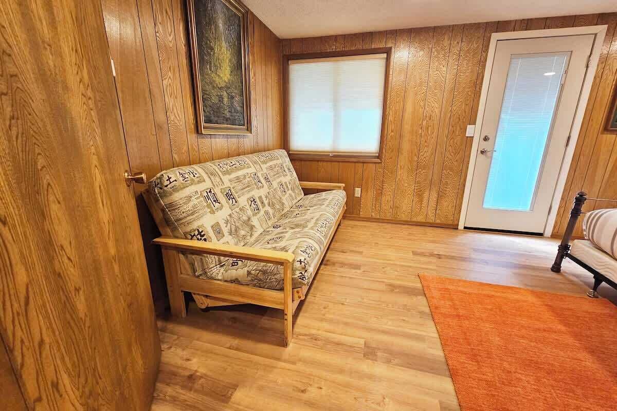 Chimenea, libros y biblioteca musical 