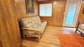 Chimenea, libros y biblioteca musical