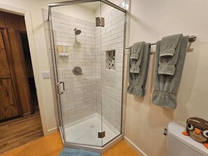 Combined shower/bathtub, hair dryer, towels, soap - Large Salmon Creek Home • Mt Hood Ski, Hike & Golf (Welches)