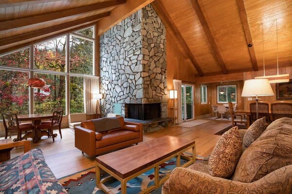 Fireplace, books, music library - Large Salmon Creek Home • Mt Hood Ski, Hike & Golf (Welches)