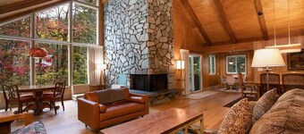 Large Salmon Creek Home • Mt Hood Ski, Hike & Golf