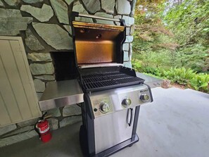 Terrace/patio - Large Salmon Creek Home • Mt Hood Ski, Hike & Golf (Welches)