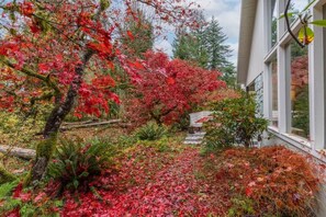 Property grounds - Large Salmon Creek Home • Mt Hood Ski, Hike & Golf (Welches)
