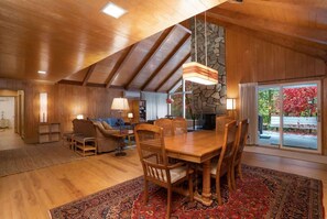 Dining - Large Salmon Creek Home • Mt Hood Ski, Hike & Golf (Welches)