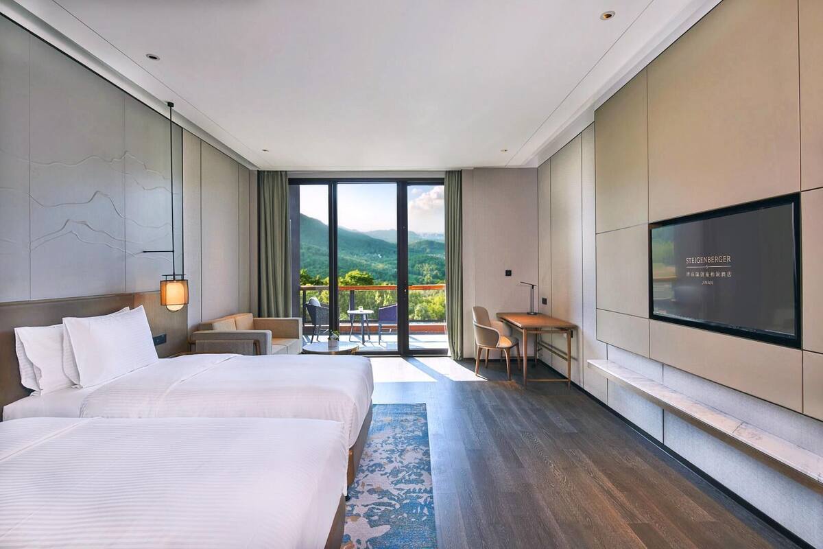 Down duvets, in-room safe, desk, blackout curtains
