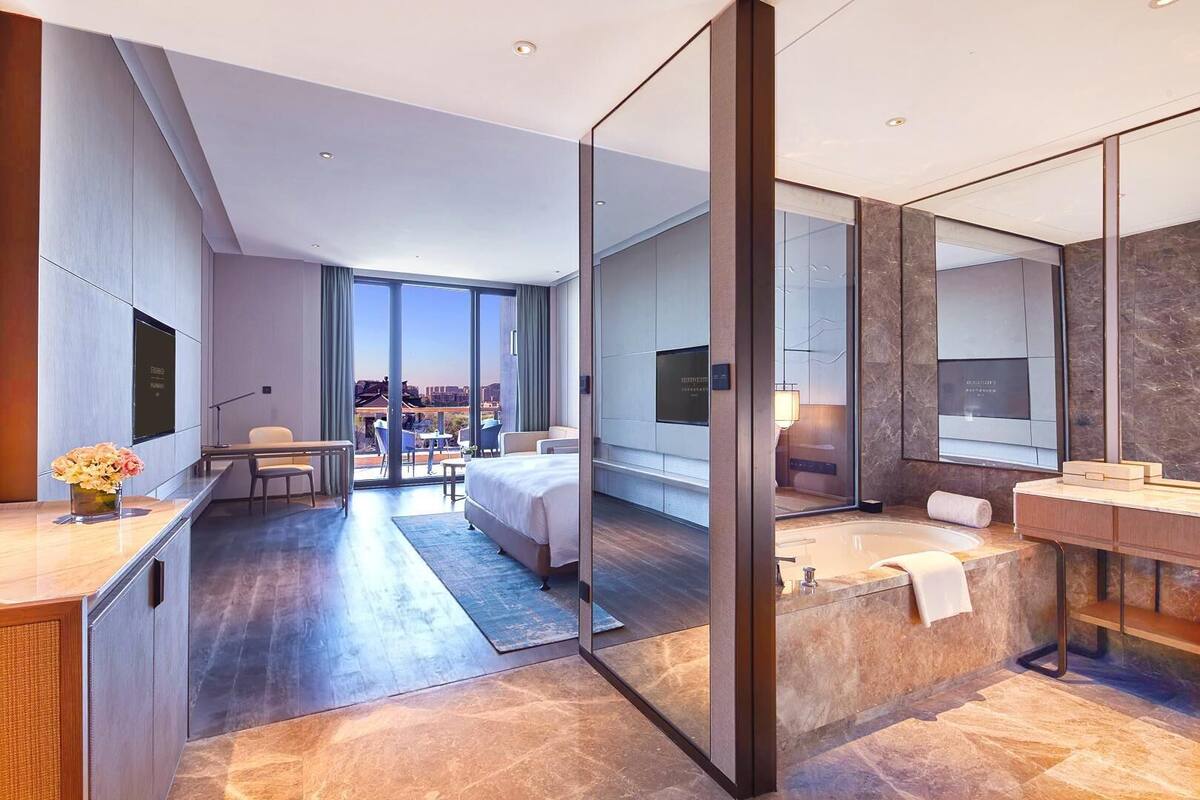 Down duvets, in-room safe, desk, blackout curtains