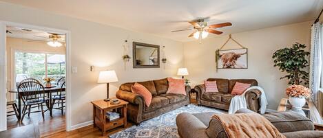 Een smart-tv en boeken