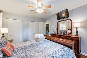 3 Schlafzimmer, Schreibtisch, Bügeleisen/Bügelbrett, Reisekinderbett