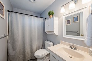 Hair dryer, towels - Kelly`s Comfortable Quinton Home (Quinton)