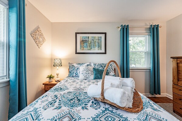 3 bedrooms, desk, iron/ironing board, travel crib - Kelly's Comfortable Quinton Home (Quinton)