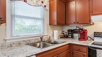 Kjøleskap, mikrobølgeovn, ovn og kokeplater