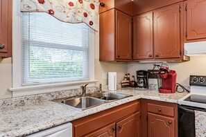 Fridge, microwave, oven, stovetop - Kelly's Comfortable Quinton Home (Quinton)