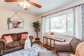 Smart TV, books - Kelly's Comfortable Quinton Home (Quinton)