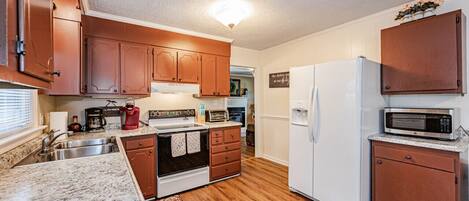 冷蔵庫、電子レンジ、オーブン、コンロ