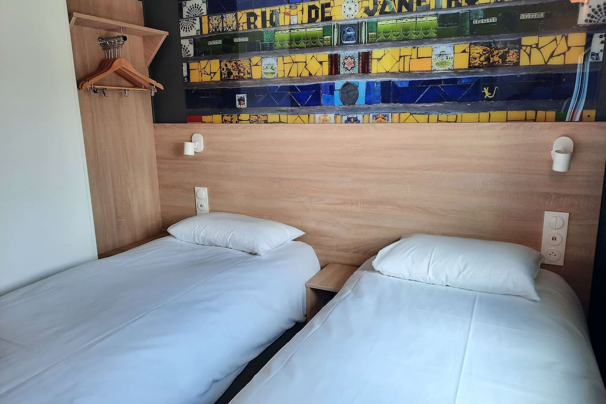 standard room, 2 single beds | 1 bedroom, bed sheets