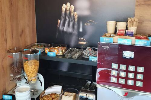 Tägliches Frühstücksbuffet gegen Gebühr