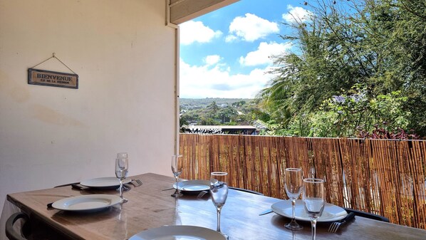 Dining - T4 Duplex – La Goélette** - close to center of Saint-Gilles (Saint-Gilles les Bains)