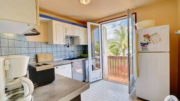 KĂŒhlschrank, Mikrowelle, Ofen, Herdplatte