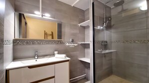 Doccia, asciugacapelli, asciugamani, sapone