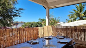 Outdoor dining - T4 Duplex – La Goélette** - close to center of Saint-Gilles (Saint-Gilles les Bains)