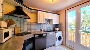 Fridge, microwave, oven, stovetop - T4 Duplex – La Goélette** - close to center of Saint-Gilles (Saint-Gilles les Bains)